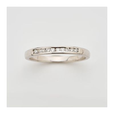 Sortija media alianza en oro blanco con diamantes talla brillante engastados en carril. Peso 