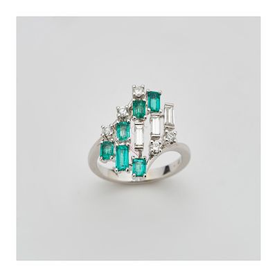 Sortija en oro blanco con diamantes tallas brillante y baguette y esmeraldas tallas octogonal y 