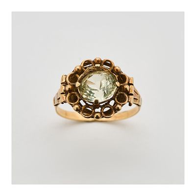 Sortija en oro con peridoto talla redonda de 8 mm. engastada en garras. Peso total: 2,4 gr. 