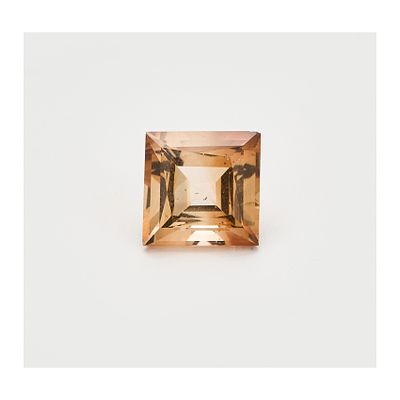 Topacio imperial talla carré de 9 x 9 x 6 mm. Peso: 5,2 ct. aprox.