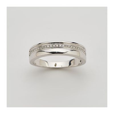 Sortija en oro blanco con banda central de diamantes talla brillante. Peso diamantes: 0,15 ct. 