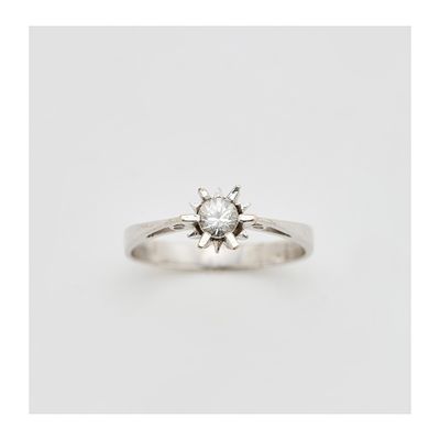 Sortija en oro blanco con circonita engastada en garras. Peso total: 3,2 gr. Medida: Nº 19.