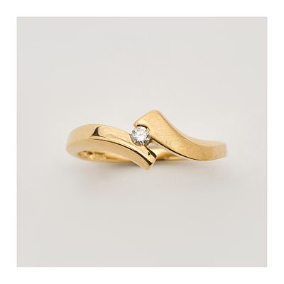 Sortija diseño cruzado en oro mate y brillo con diamante talla brillante. Peso diamante: 0,06 