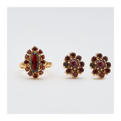 Conjunto de sortija y pendientes en oro con granates tallas oval y redonda engastados en 