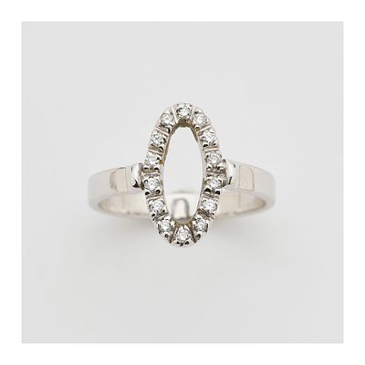 Sortija en oro blanco con óvalo calado de diamantes talla brillante engastados en garras. Peso 