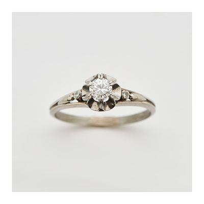 Sortija solitario en oro blanco con diamante talla brillante engastado en garras y custodiado 