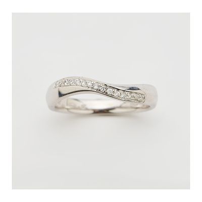 Sortija en oro blanco con banda ondulada de pavé de diamantes talla brillante. Peso diamantes: 