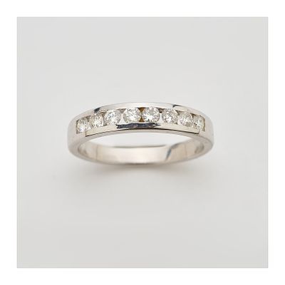 Sortija media alianza en oro blanco con diamantes talla brillante engastados en carril. Peso 