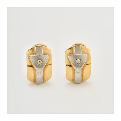 Pendientes diseño media criolla en oro bicolor y circonita. Peso total: 6 gr.