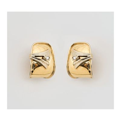 Pendientes diseño media criolla en oro bicolor con circonita engastada en chatón. Peso total: 3 