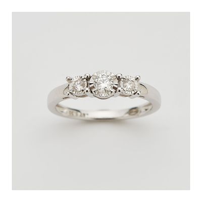 Sortija tresillo en oro blanco con diamantes talla brillante engastados en garras. Peso 