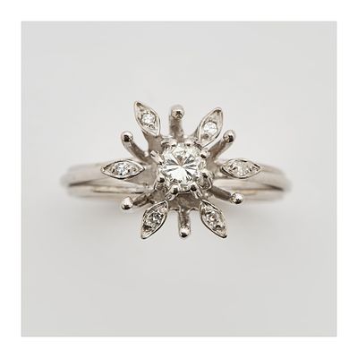 Sortija rosetón diseño flor en oro blanco con diamantes tallas brillante y 8/8. Peso diamantes: 