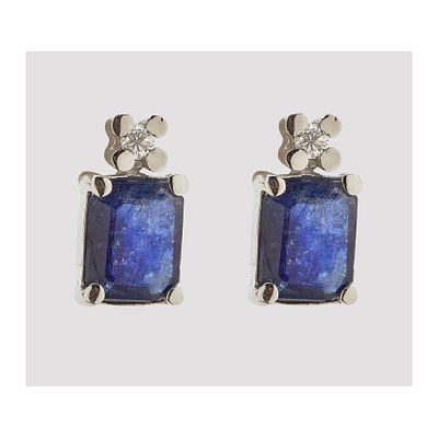 Pendientes en oro blanco con zafiro azul talla octogonal coronado por diamante talla brillante. 