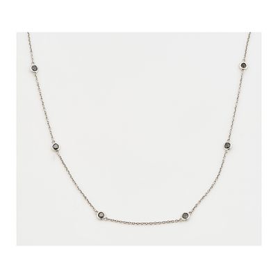 Gargantilla de cadena forjada en oro blanco con chatones de diamantes negros talla brillante 