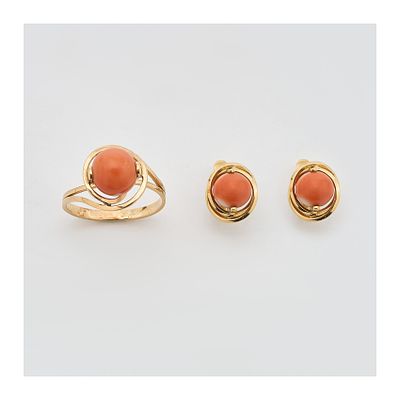 Juego de pendientes y sortija en oro con cuentas de coral de 7 y 9,5 mm. Peso total: 9,5 gr. 