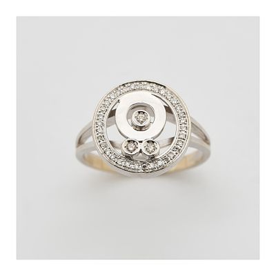 Sortija diseño círculos calados en oro blanco con tres chatones y pavé de diamantes talla 