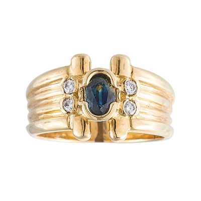 Sortija gallonada en oro con zafiro azul talla oval custodiado por pareja de diamantes talla 