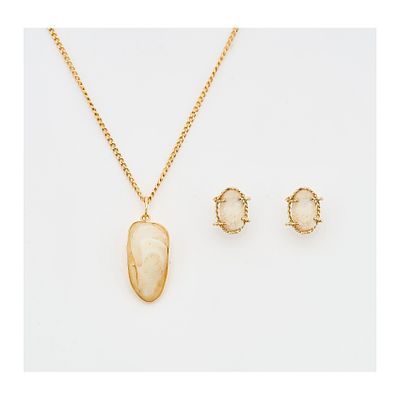 Juego de colgante con cadena y pendientes en oro y hueso de corvina. Medida colgante: 2,9 x 1,1 