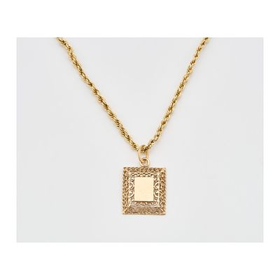 Cadena cordón y placa con marco de filigrana en oro, 2,3 x 1,6 cm. Peso total: 9,4 gr. Long.: 