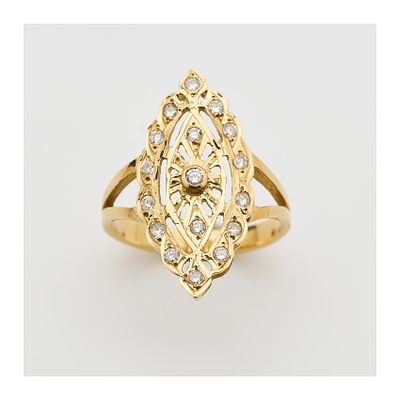 Sortija lanzadera calada en oro con diamantes talla brillante. Peso diamantes: 0,45 ct. aprox. 