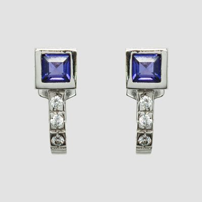 Pendientes media criolla en oro blanco con amatista talla carr&eacute; de 4 x 4 mm. y diamantes talla 