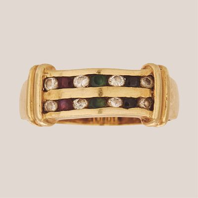 Sortija en oro con dos bandas de esmeraldas, rub&iacute;es, zafiros azules y circonitas talla redonda 