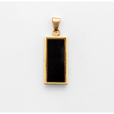 Colgante dise&ntilde;o rectangular en oro con aplicaci&oacute;n abatible de &oacute;nix de 2,1 x 0,9 cm. Peso total: 