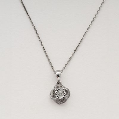 Colgante y cadena en oro blanco con diamantes talla brillante engastados en garras. Peso 