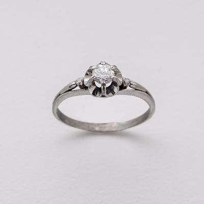 Sortija en oro blanco con tres diamantes talla brillante. Peso diamantes: 0,28 ct. aprox. Peso 