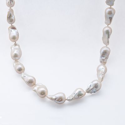Collar de perlas cultivadas barrocas de 22 x 15 m. Sin cierre.