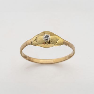 Sortija en oro con diamante talla rosa 3/3 engastado en chat&oacute;n. Peso diamante: 0,01 ct. aprox. 