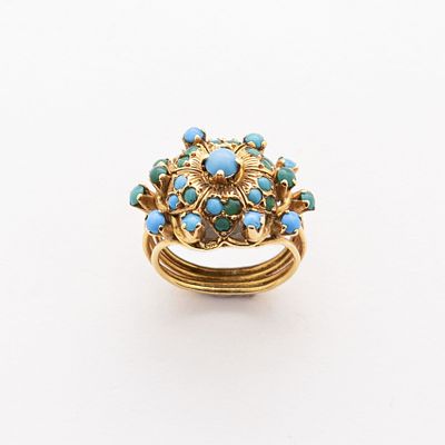 Sortija en oro con cabujones de turquesa de 4, 2 y 1,5 mm. Peso total: 6 gr. Medida: N&ordm; 9.