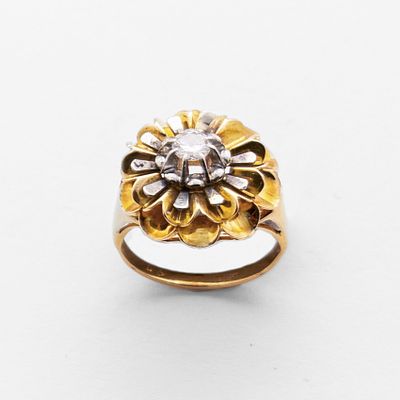 Sortija dise&ntilde;o flor en oro bicolor rosa y blanco con diamante talla brillante engastado en 