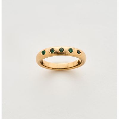 Sortija en oro con esmeraldas talla redonda engastadas en chat&oacute;n. Peso esmeraldas: 0,10 ct. 