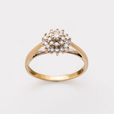 Sortija roset&oacute;n en oro blanco con diamantes talla brillante engastados en garras. Peso 