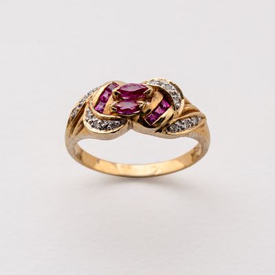 Sortija en oro bicolor con diamantes talla brillante y rub&iacute;es calibrados y marquise. Peso 