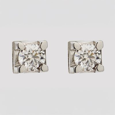 Pendientes en oro blanco con diamante talla brillante engastado en garras. Peso diamantes: 0,34 