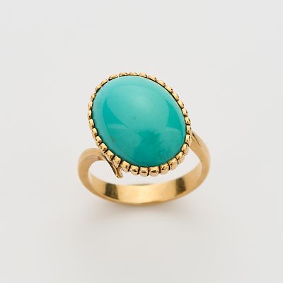 Sortija en oro con cabuj&oacute;n oval de turquesa de 17 x 13 mm. sobre cazoleta gallonada. Peso 