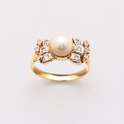 Sortija en oro con perla cultivada de 7 mm. y s&iacute;miles de diamante. Peso total: 4,3 gr. Medida: 