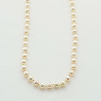 Collar de perlas cultivadas de 5 y 5,5 mm. con cierre calado en oro y plata, olivina central 