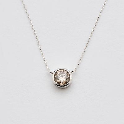 Gargantilla en oro blanco con diamante talla brillante engastado en chat&oacute;n. Peso diamante: 0,30 