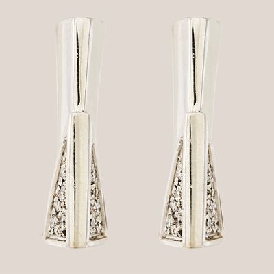 Pendientes en oro blanco con pav&eacute; de diamantes talla brillante. Peso diamantes: 0,20 ct. aprox. 