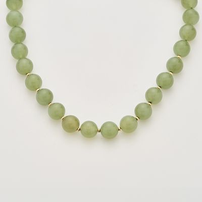 Collar de un hilo de cuentas esf&eacute;ricas de jade de 14 mm. con entrepiezas y cierre gallonado en 