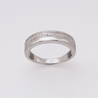 Sortija media alianza en oro blanco con diamantes talla brillante engastados en garras. Peso 