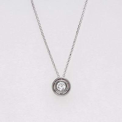 Gargantilla en oro blanco con diamante talla brillante antigua engastado en chat&oacute;n. Peso 