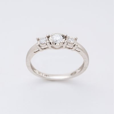 Sortija tresillo en oro blanco con diamantes talla brillante engastados en garras. Peso 