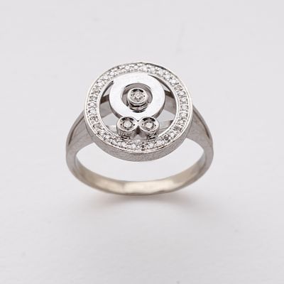 Sortija dise&ntilde;o circular en oro blanco con centro calado, tres chatones de diamantes talla 