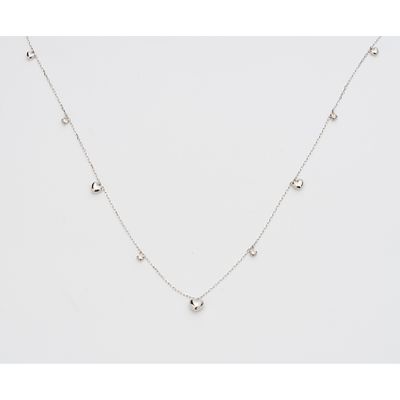 Gargantilla en oro blanco con corazones y diamantes talla brillante alternados. Peso diamantes: 