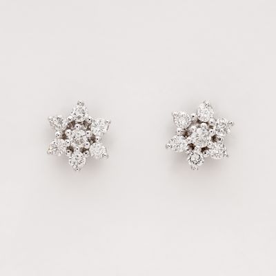 Pendientes roset&oacute;n en oro blanco con diamantes talla brillante engastados en garras. Peso 