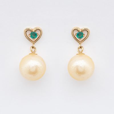 Pendientes en oro 14K dise&ntilde;o coraz&oacute;n con esmeralda talla redonda del cual pende perla cultivada 